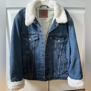 LEVI’S vintage denim jacket with faux fur